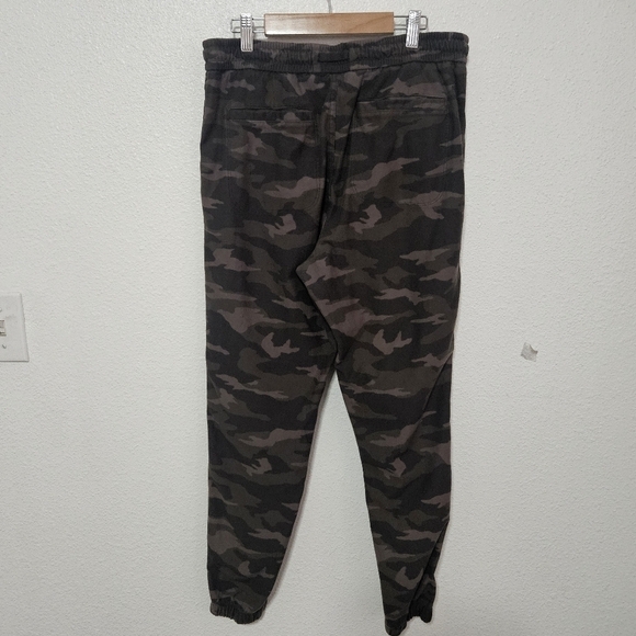Athleta camo Farallon joggers size 10 - Picture 4 of 12